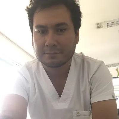 Retrato profesional de Dr. Hans Carpio, Endodoncia