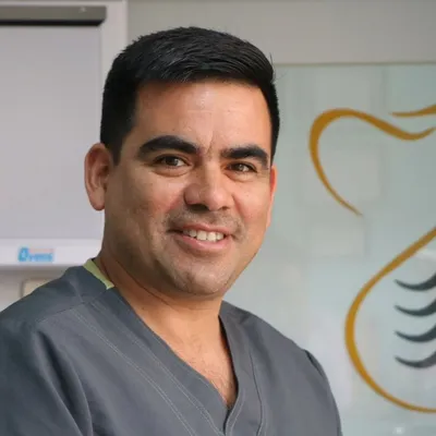 Retrato profesional de Dr. Marco Depaz, Implantología y Cirugía Bucal