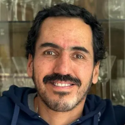 Retrato profesional de Dr. Andrés Zereceda, Periodoncia e Implantología