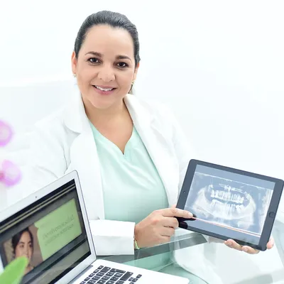 Retrato profesional de Dra. Cynthia Sánchez, Rehabilitación Oral y Estética Dental